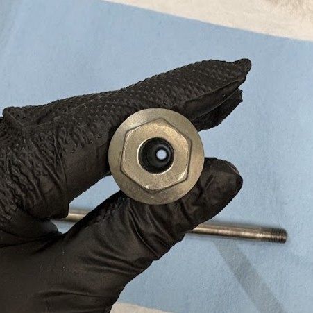 純正フロントアクスルシャフトの頭を正面から。中空構造