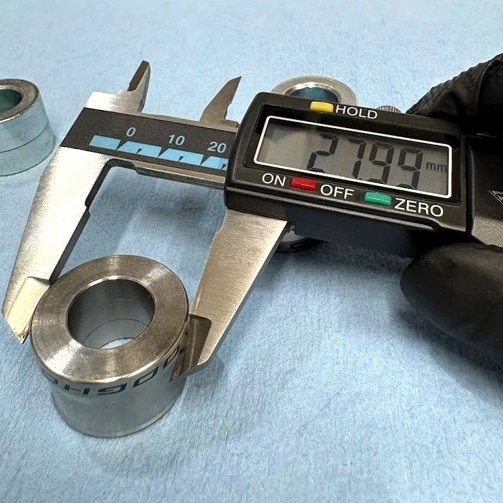 DOG HOUSEフロントアクスルカラーの当たり面の外径をノギスで測っているところ。27.99mm