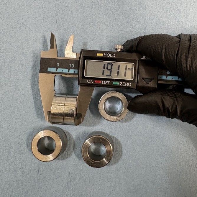 純正フロントアクスルカラーの全長をノギスで測っているところ。19.11mm