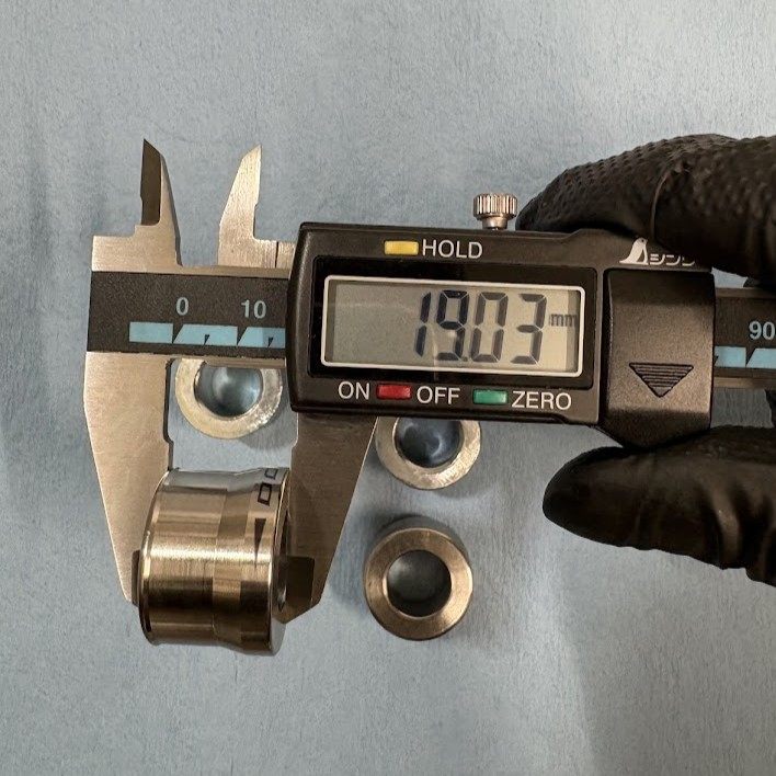 DOG HOUSEフロントアクスルカラーの全長をノギスで測っているところ。19.03mm