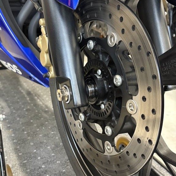 移植を終えたYZF-R3のフロント周りを右斜め前から。ブレーキディスク、ABSセンサーローター、アクスルナット