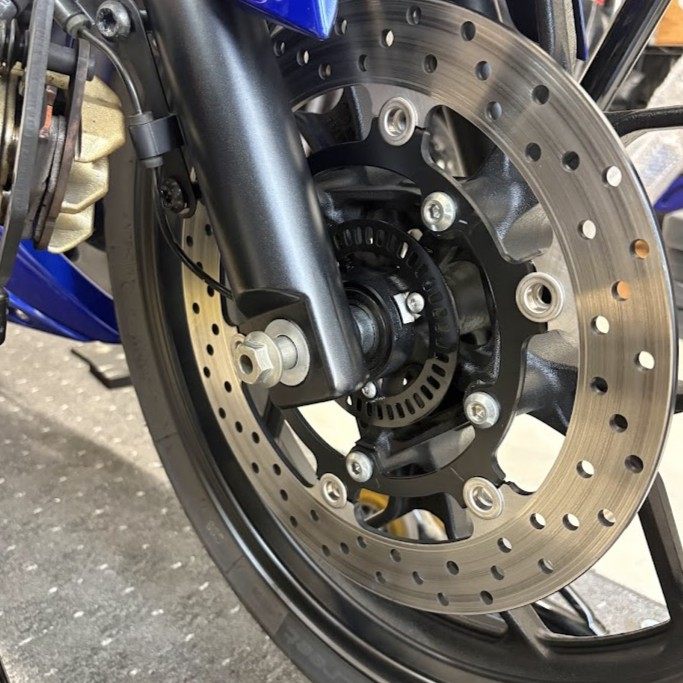 キャリパーを外したYZF-R3のフロント。ブレーキディスクとABSセンサーローターが見える