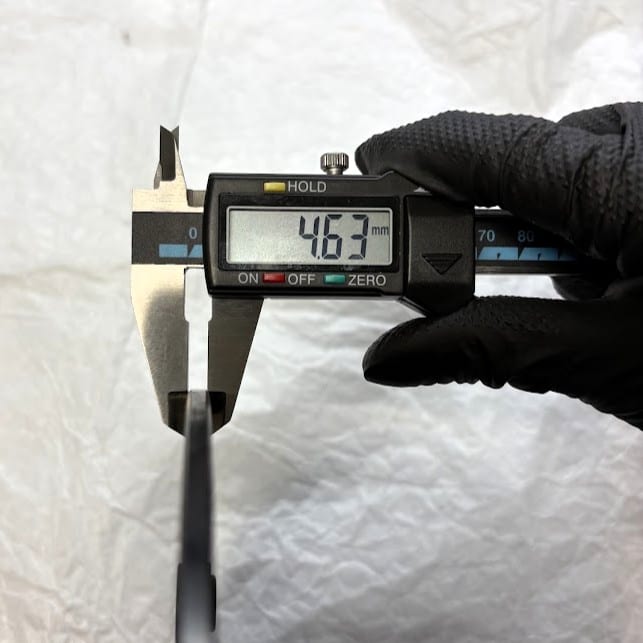 純正ローターの板厚をノギスで測定。4.63mm
