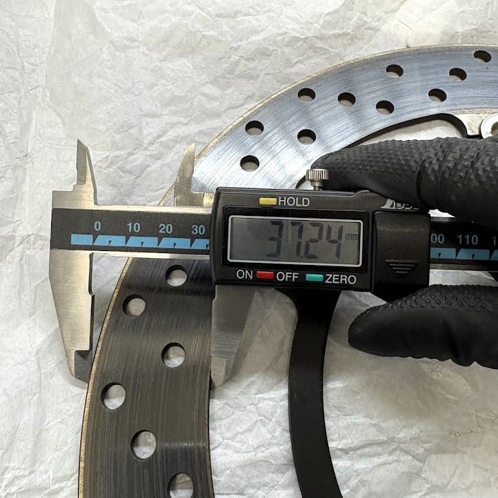 純正ローターのパッド接触幅をノギスで測定。37.24mm