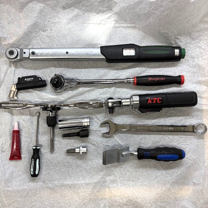 使用した工具一式。スタビレーのトルクレンチ、デジタル式トルクレンチ、ラチェット、インパクトレンチ、SOTOバーナー、タップなど