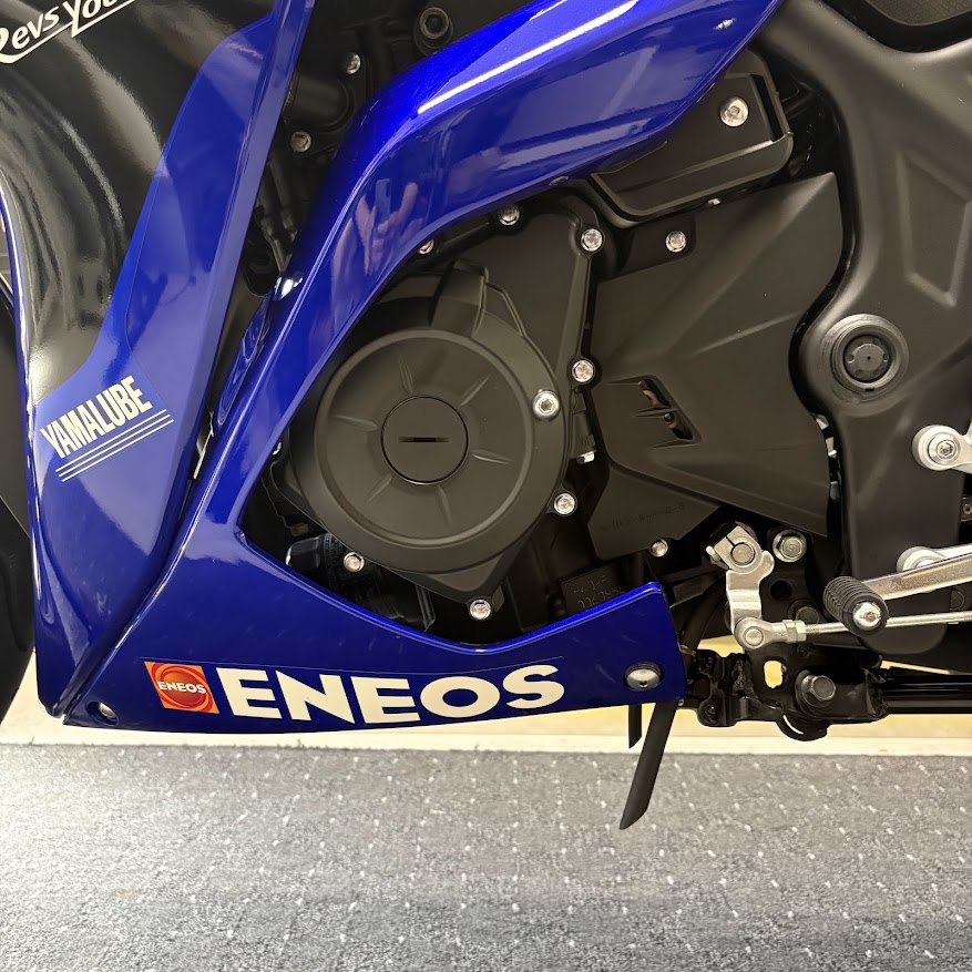 YZF-R3のエンジン左側。丸い純正ジェネレーターカバーが付いた状態