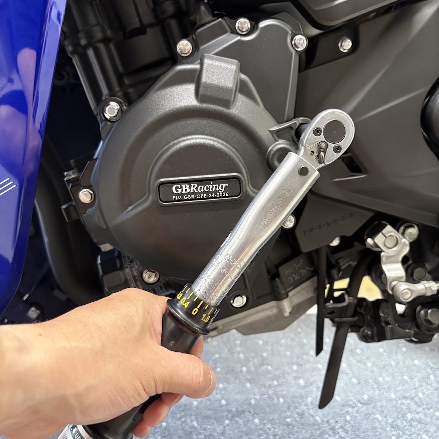 トルクレンチでGB Racingのオルタネーターカバーのボルトを締めているところ。GBRacingロゴが見える