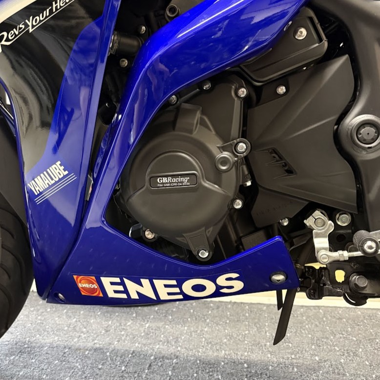 YZF-R3のエンジン左側。GB Racingのオルタネーターカバーを装着した状態。GBRacingロゴとFIMの刻印が入る