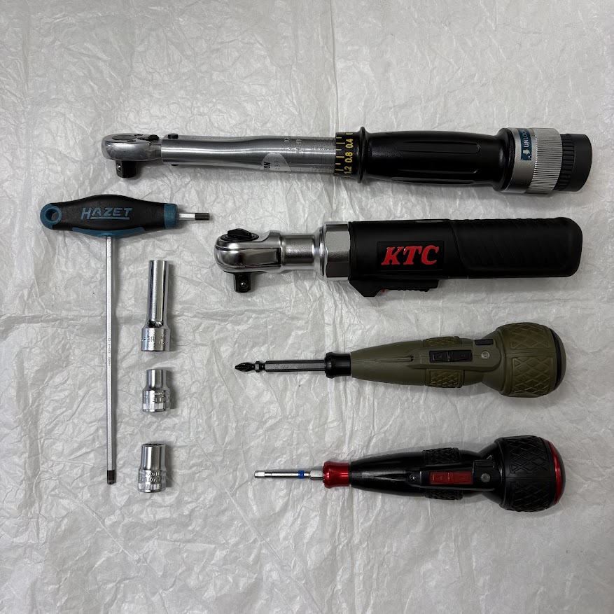 使用した工具。トルクレンチ、KTCのコードレスラチェットレンチ、ヘックスビット、ソケット、電動ドライバー