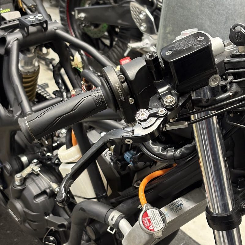 バトルファクトリーのセパハン BA12-41-10 を組んだ YZF-R3 の右のハンドルまわり。ハイスロと右スイッチも装着済み