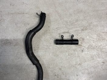 車体から外したホース、ベンド1とホース、ベンド2