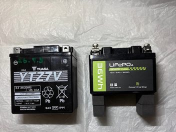 納車時のYTZ7VとリチウムのSPARK Cube SC02X-LFPを並べた比較