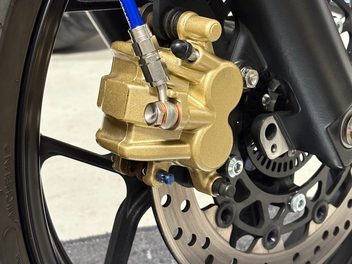 ステンレスメッシュホースをつないだYZF-R3のフロントブレーキキャリパー