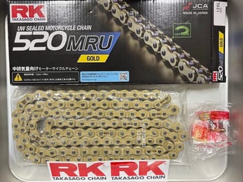 RK 520MRU GOLDの箱と、袋に入った金色のチェーン