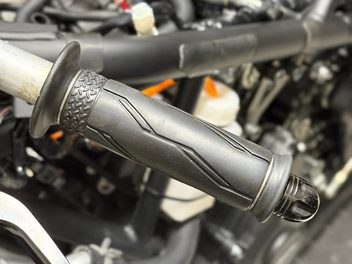 レバー側とバーエンド側にステンレスワイヤーを巻いた左グリップ
