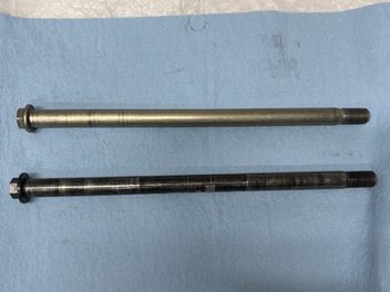純正リアアクスルシャフトとP.E.O. ZERO POINT SHAFTを並べた比較