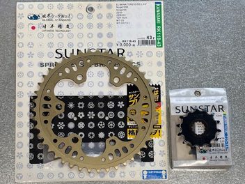 サンスターのリアスプロケットRK-118-43とフロントスプロケット325-14をパッケージのまま並べたところ