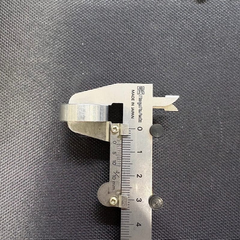 付属のスペーサー（アルミのカラー）の厚みをノギスで測っているところ。7mm