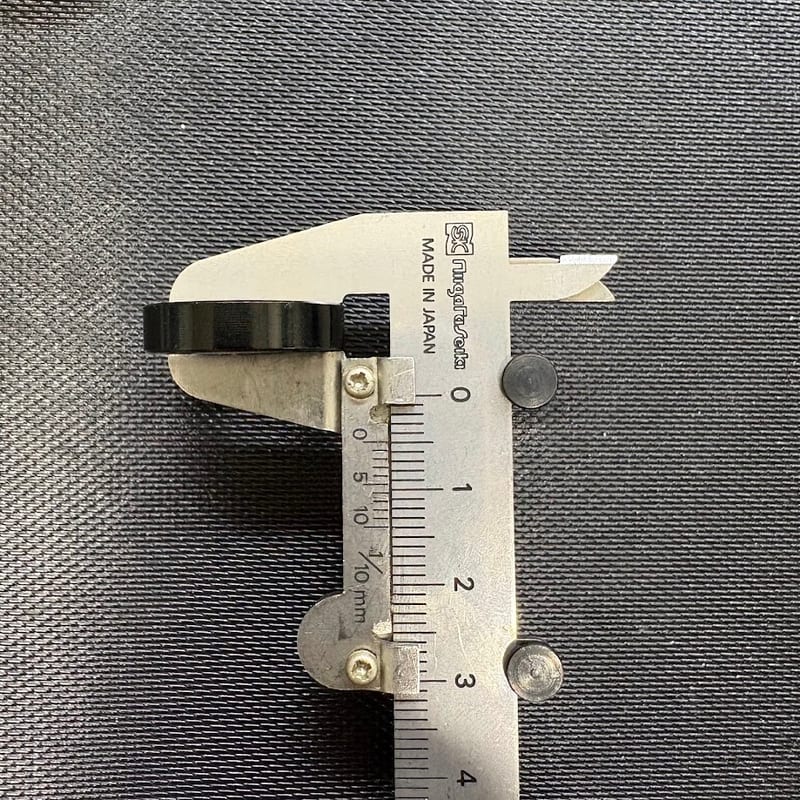 ブラックアルマイトのカラーの厚みをノギスで測っているところ。5mm