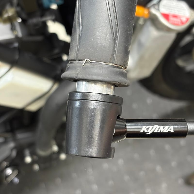 付属の7mmのスペーサーで右のバー端に仮付けしたレバーガード。グリップと取り付け部の間にシルバーのスペーサーが見える