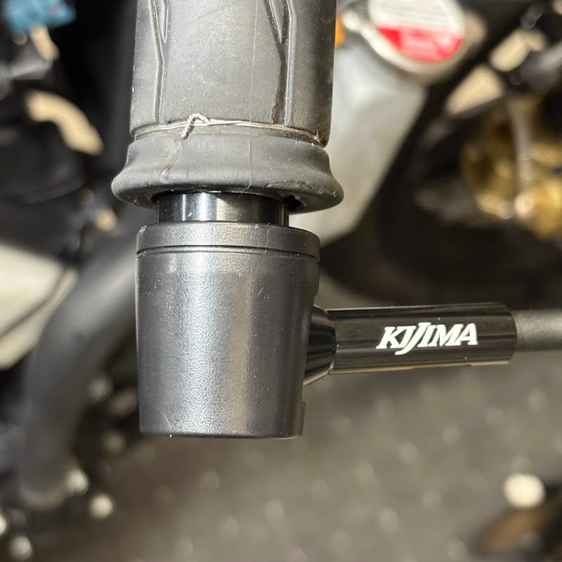 5mmのブラックアルマイトのカラーに替えて付けたレバーガード。グリップと取り付け部の間に黒いカラーが見える
