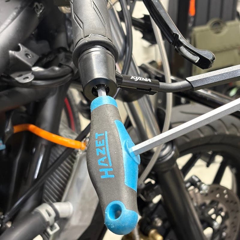 HAZET の T型六角レンチ 6mm を取り付け部の穴に差し込み、マウントボルトを締めているところ