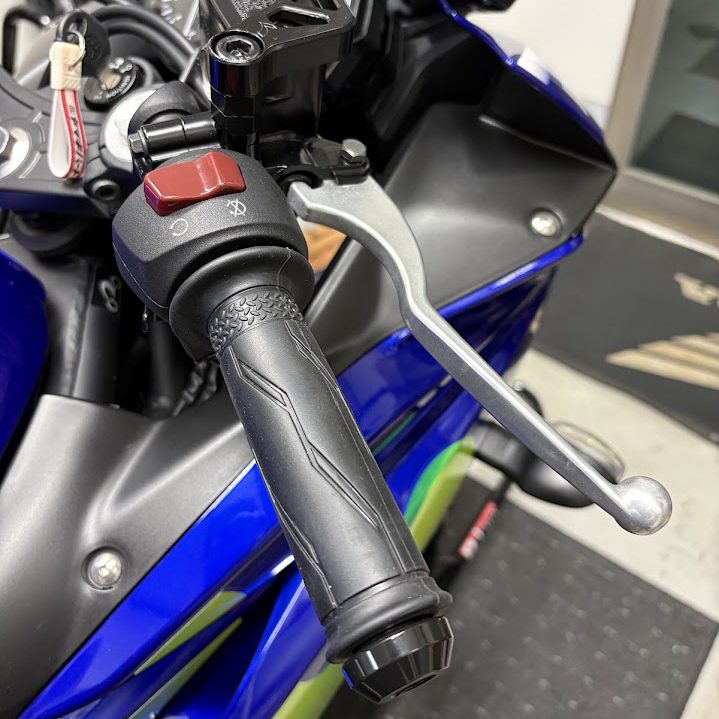 YZF-R3の右ハンドル。純正のブレーキレバーが付いた状態