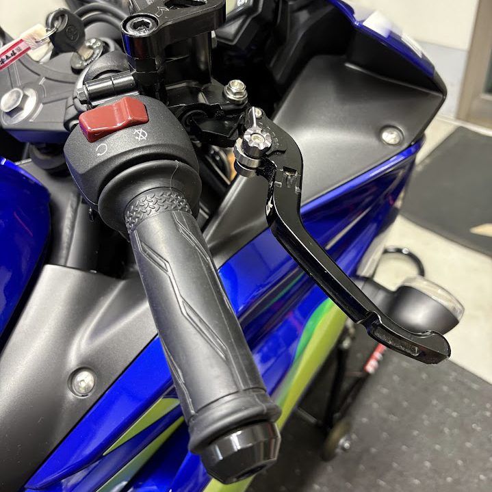 移植後のYZF-R3の右ハンドル。U-KANAYAのブレーキレバーが付いた状態