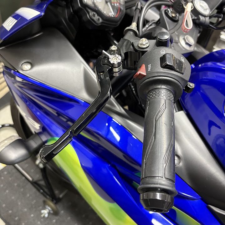 移植後のYZF-R3の左ハンドル。U-KANAYAのクラッチレバーが付いた状態