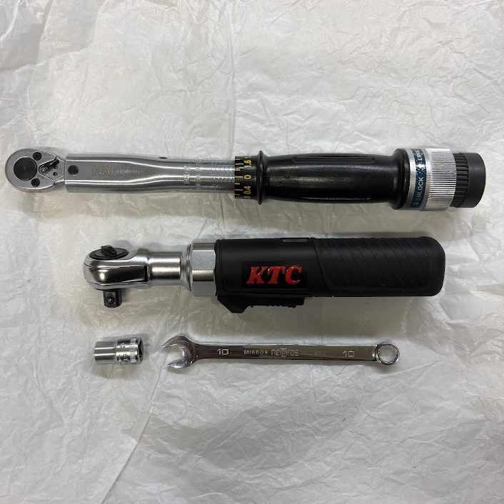 使用した工具。トルクレンチ、KTCのコードレスラチェットレンチ、10mmのソケットとコンビネーションレンチ