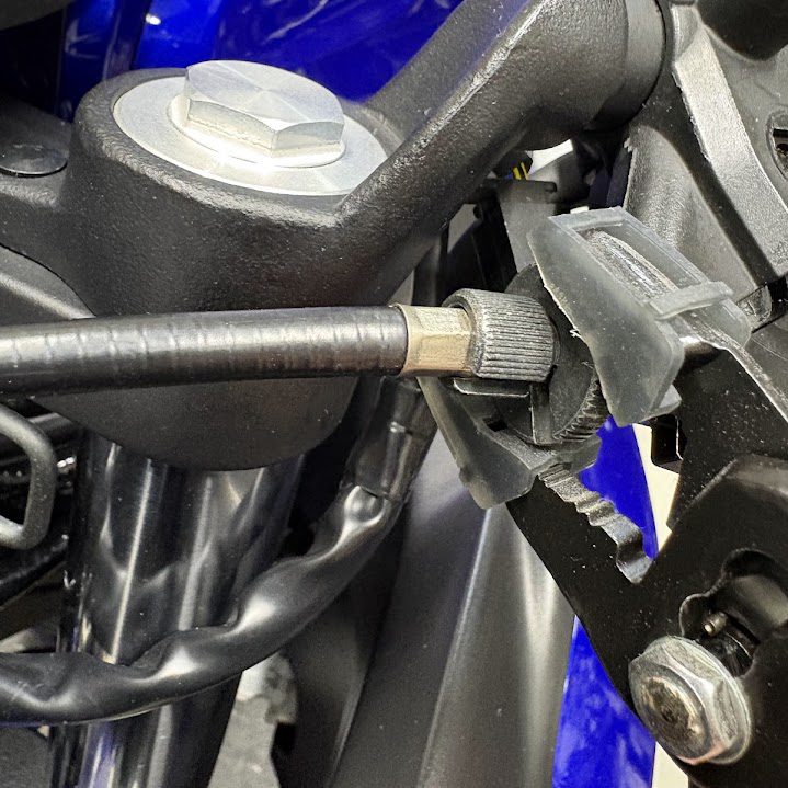 YZF-R3のクラッチケーブルのアジャスター。ローレットの切られたアルミ部品