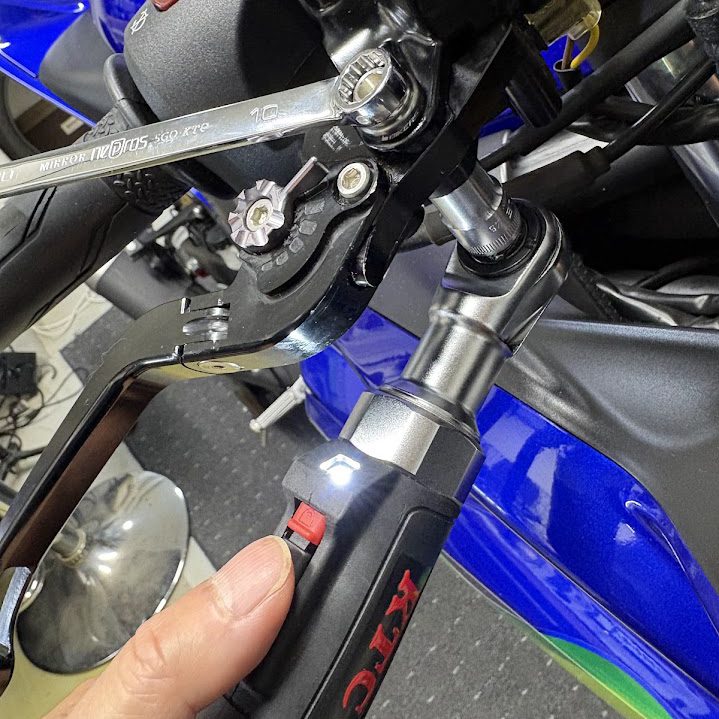 KTCのコードレスラチェットレンチでレバーのボルトを仮締めしているところ