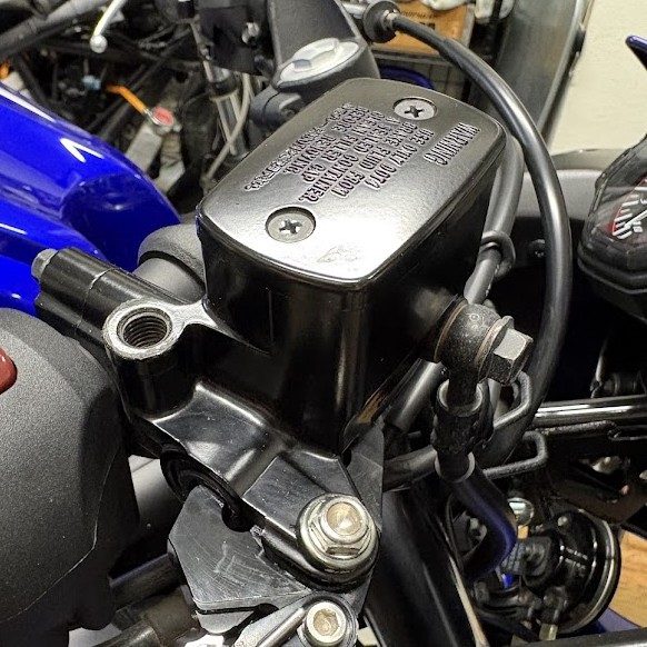 YZF-R3の右側ブレーキマスターシリンダー。ガードを付ける前の状態で、左にミラー取付部のねじ穴が空いている