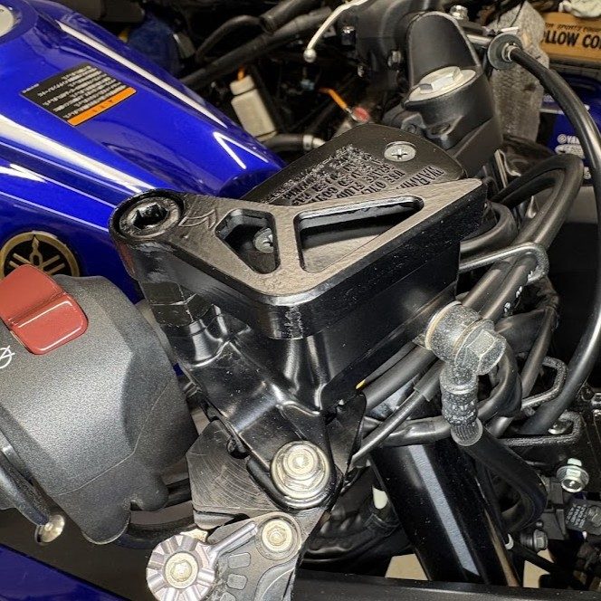 YZF-R3のマスターシリンダーにキタコのガードを装着した状態