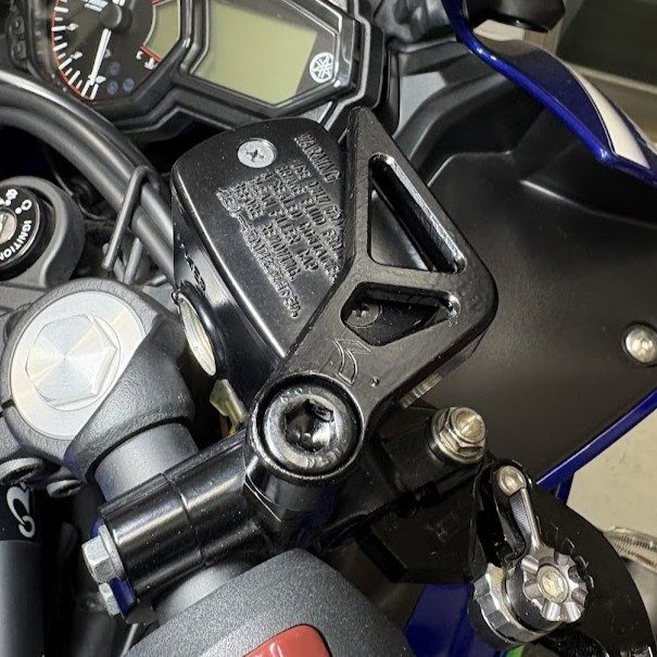 ライダー側から見たマスターシリンダーとガード。奥にメーターが見える