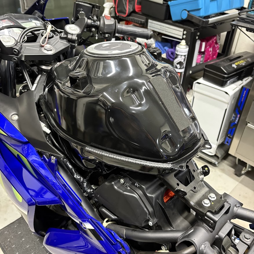フューエルタンクカバーを外した状態のYZF-R3。作業開始時の車体全体