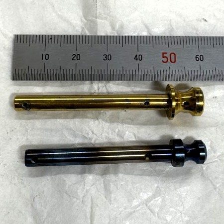Nプロジェクト Nt-TYPE（金色）とエルエイオート製チタンピン（青系の焼き色）を直尺とともに並べた比較