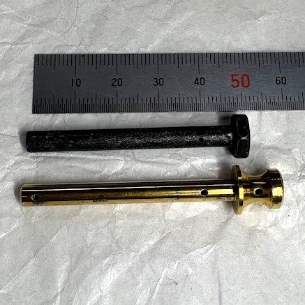 リア純正パッドピン（上・黒い鋼材）とNプロジェクト Nt-TYPE（下・金色）を直尺とともに並べた比較