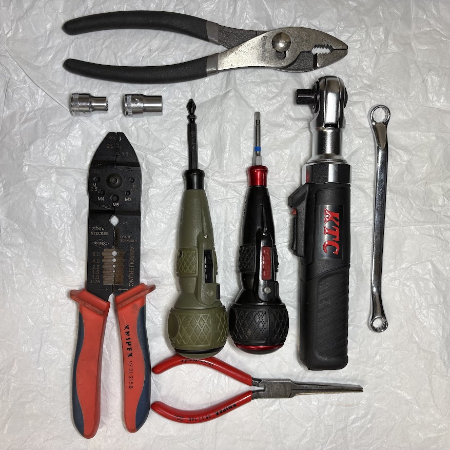 使用した工具一式。プライヤー、ソケット2個、KNIPEX圧着ペンチ、精密ドライバー2本、KTCコードレスラチェット、めがねレンチ、ロングノーズプライヤー