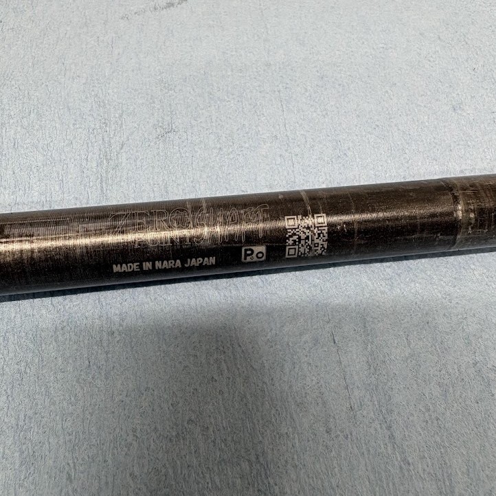 ZERO POINT SHAFTの軸に入ったレーザー刻印。ZERO POINT SHAFT、MADE IN NARA JAPAN、P.E.O.のロゴとQRコード