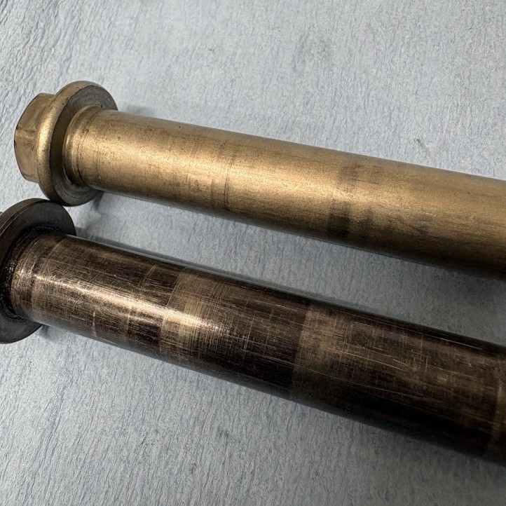 純正シャフトとZERO POINT SHAFTの頭部と軸表面を寄って撮った比較。表面の仕上がりが違う