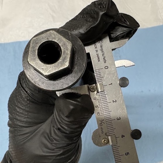 ZERO POINT SHAFTの軸の太さをノギスで測っているところ。純正と同じく中空