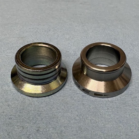 右のキャリパー側アクスルカラー。純正(左・金色)とDOG HOUSE(右)を並べた比較