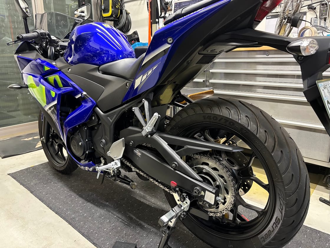 移植を終えたYZF-R3のリア周りを左後方から。DOG HOUSEのアクスルカラーとチェーン、リアホイール