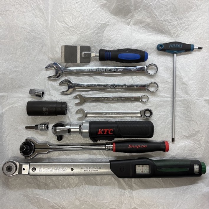 使った工具。19mmと17mmのコンビネーションレンチ、22mmディープソケット、ラチェット、トルクレンチなど