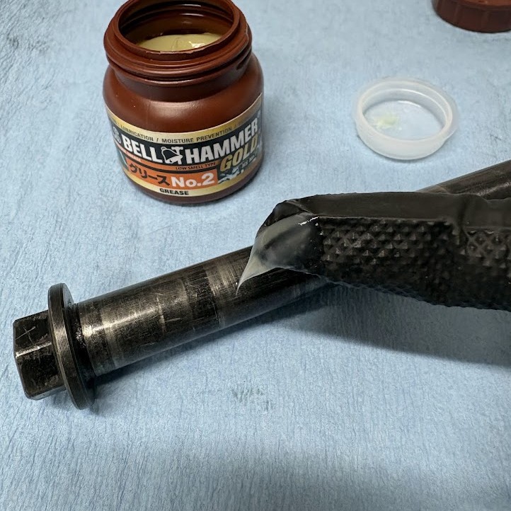 ZERO POINT SHAFTの軸にベルハンマーゴールドのグリースを塗っているところ