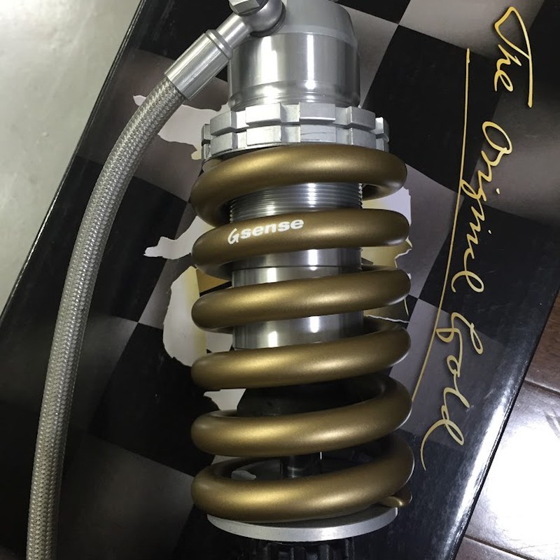 180N/mmのスプリングに組み替えた直後のOHLINSリアショックアブソーバー単体。スプリングにG senseのロゴが入っている