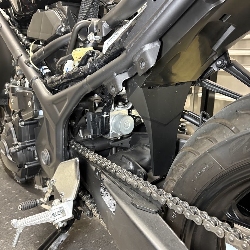 リアショックアブソーバーを外したYZF-R3を左後方から。ショックがあった場所の奥にABSユニットが見えている