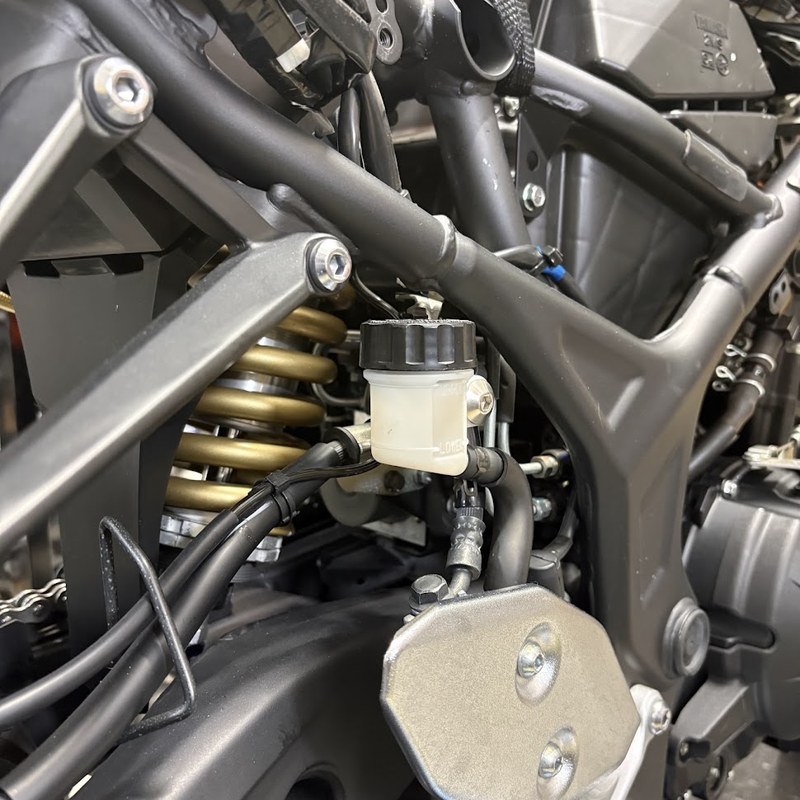 オーリンズのリアサスペンションを取り付けた YZF-R3 を右後方から見た状態