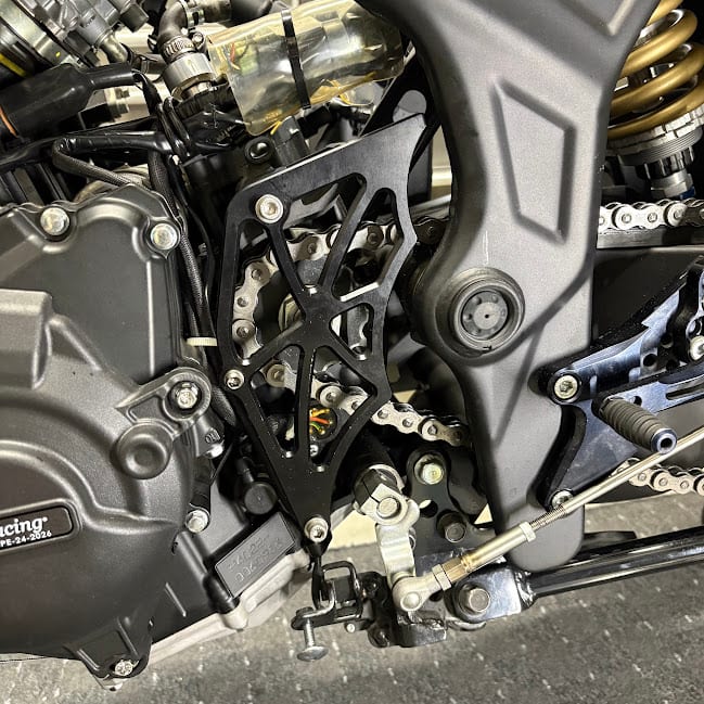 YZF-R3の左側。エルエイオートの黒いCNCスプロケットカバーを装着した状態。肉抜きの隙間からチェーンとドライブスプロケットが見える